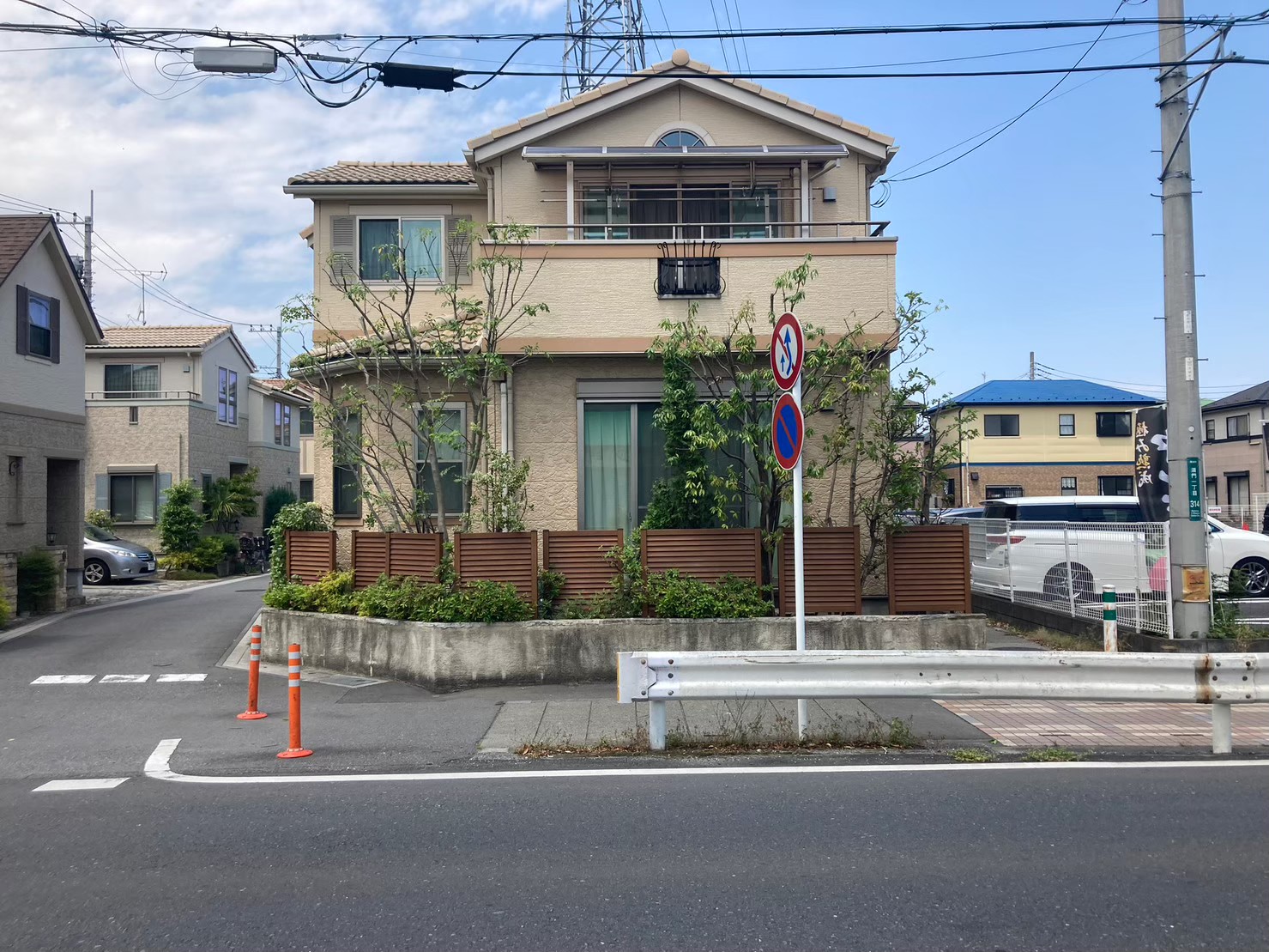 【一本は伐採、他の木は剪定】臨機応変!同日施工できちゃいますの写真(埼玉県草加市)
