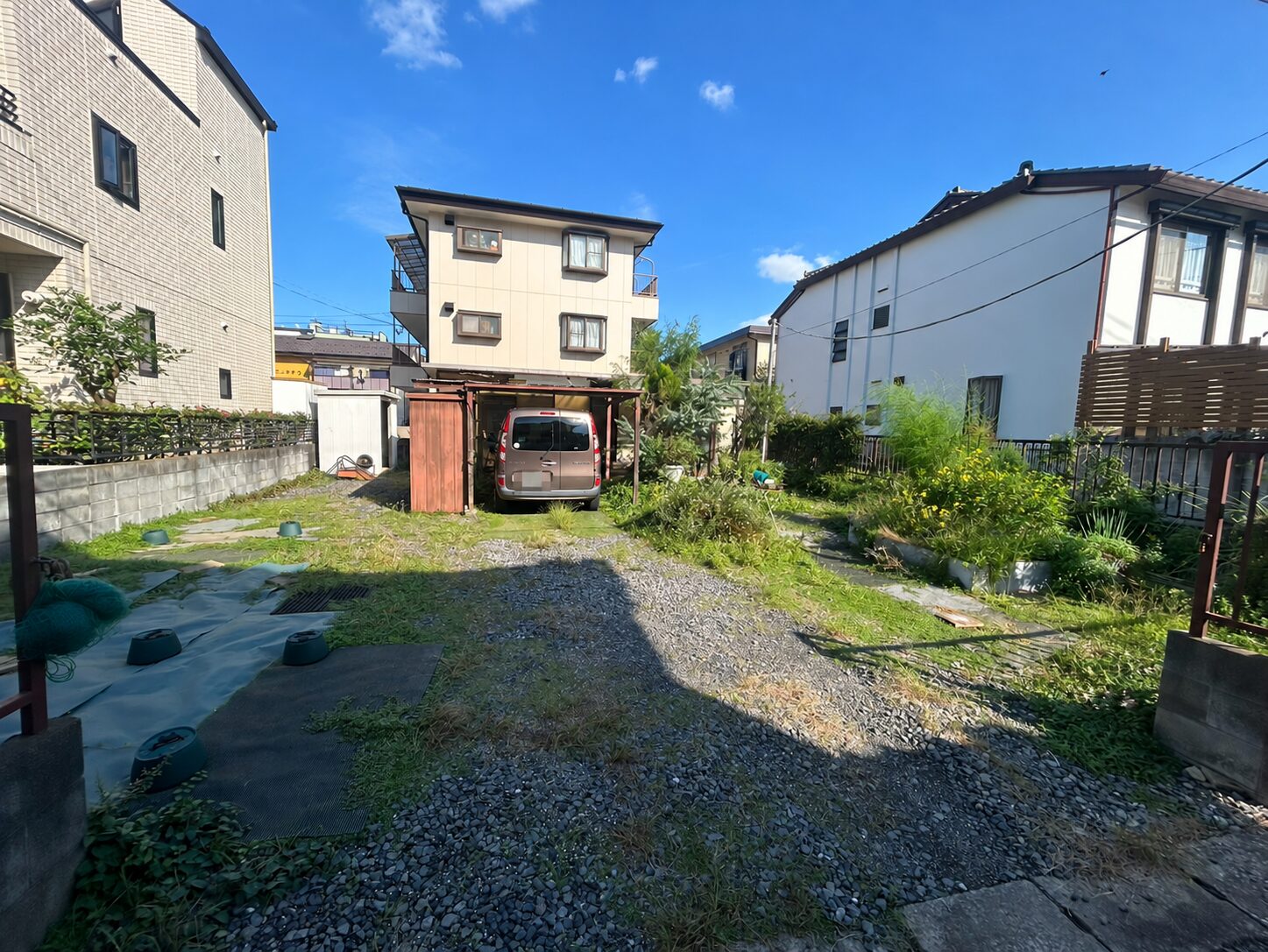 庭じまい施工前 庭木や雑草が広がる草加市のお庭
